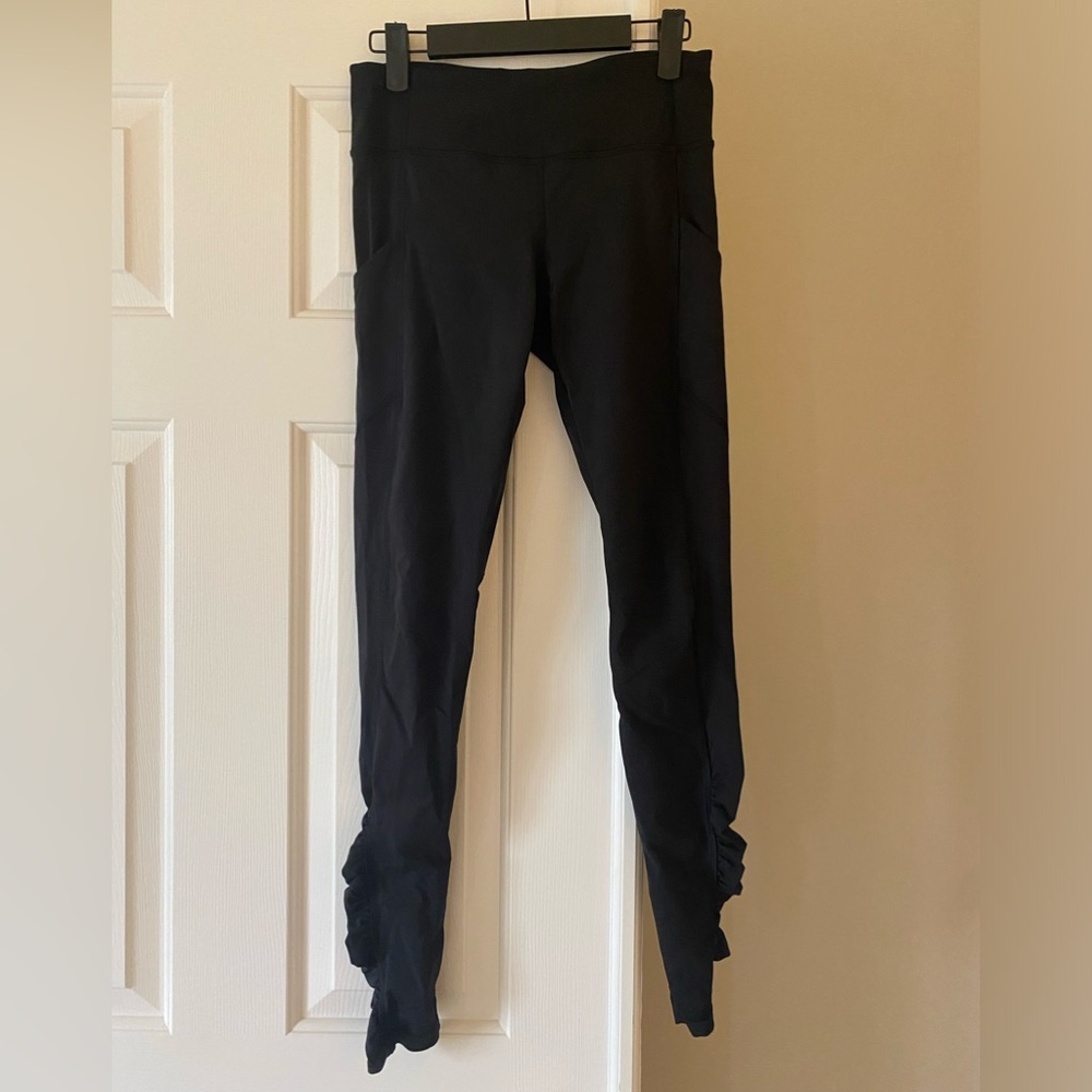 Lululemon Legging with Ruched Calf and Pockets. Black. Size 6.